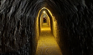 Sob a estrutura piramidal, turista pode percorrer túneis que mostram etapas construtivas