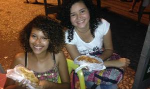 Estudantes Larissa Rocha e Maria Thais costumam pedir o pastel até três vezes por semana