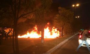 Manifestantes atearam fogo em entulhos na Abdias