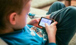 Consumo crescente de vídeos no Youtube por crianças pode levar a um vício que deve ser combatido, afirma psicóloga