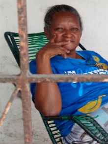 "Já faz anos que começaram a construção e até agora não terminaram", reclama a aposentada Abgail