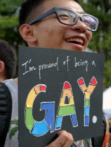 Participante mostra placa sobre o seu orgulho de ser gay na manifestação. 