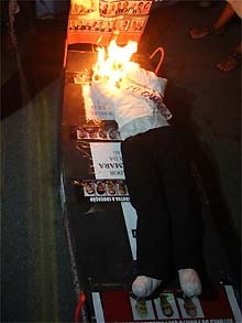 Manifestantes queimaram boneco do governador 
