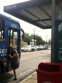 Além de não ter identificação das linhas, paradas ainda oferecem dificuldades a idosos para subir nos ônibus